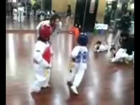Gif animados de niños peleando - Imagui