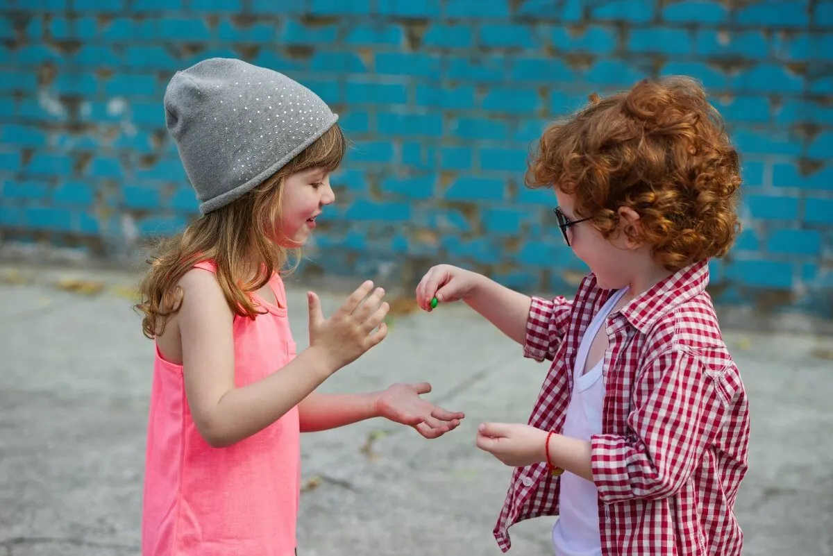 10 Actividades para Enseñar Amabilidad a Niños | Lingokids 10 Actividades para Enseñar Amabilidad a Niños | Lingokids
