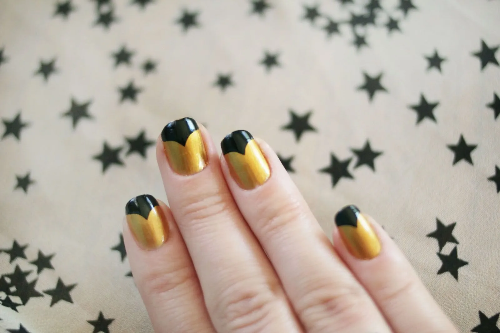 10 BELLESALUD: GALERÍA DE DISEÑOS DE UÑAS DORADAS CON VÍDEO TUTORIAL.