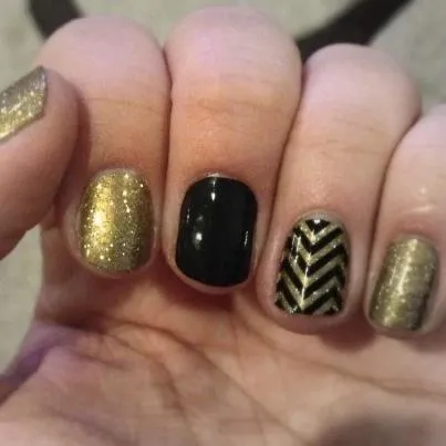 10 BELLESALUD: GALERÍA DE DISEÑOS DE UÑAS DORADAS CON VÍDEO TUTORIAL.