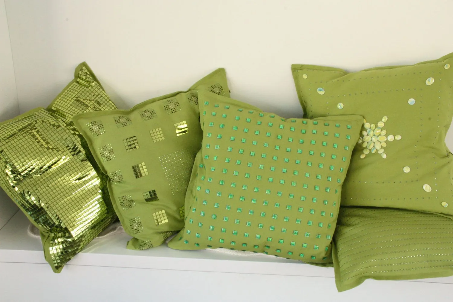 1009 cojin decorativo con pedreria. - www.