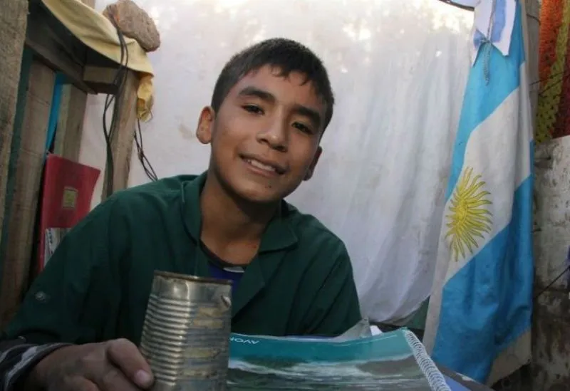 Tiene 12 años y fundó una escuela en el patio de la casa de su abuela Tiene 12 años y fundó una escuela en el patio de la casa de su abuela