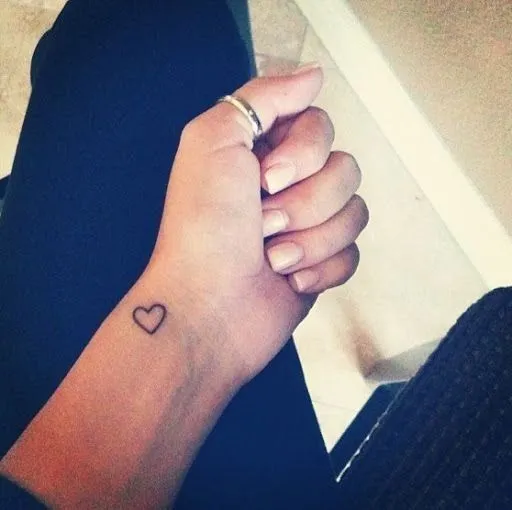 14. simple muñeca corazón - Tatuajes que puedas demostrar tu amor a…