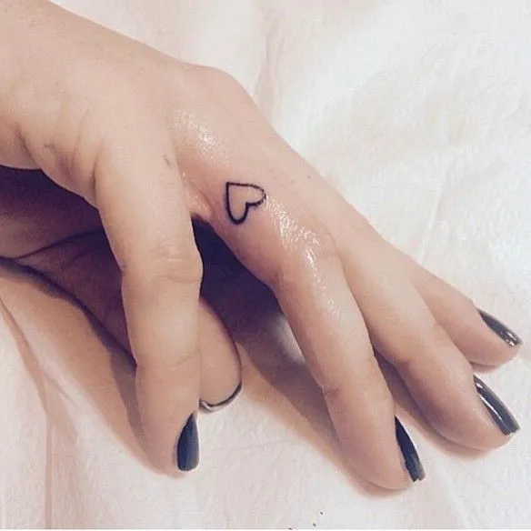 15 Fotos de tatuajes pequeños para mujeres en los dedos de la mano ... 15 Fotos de tatuajes pequeños para mujeres en los dedos de la mano ...