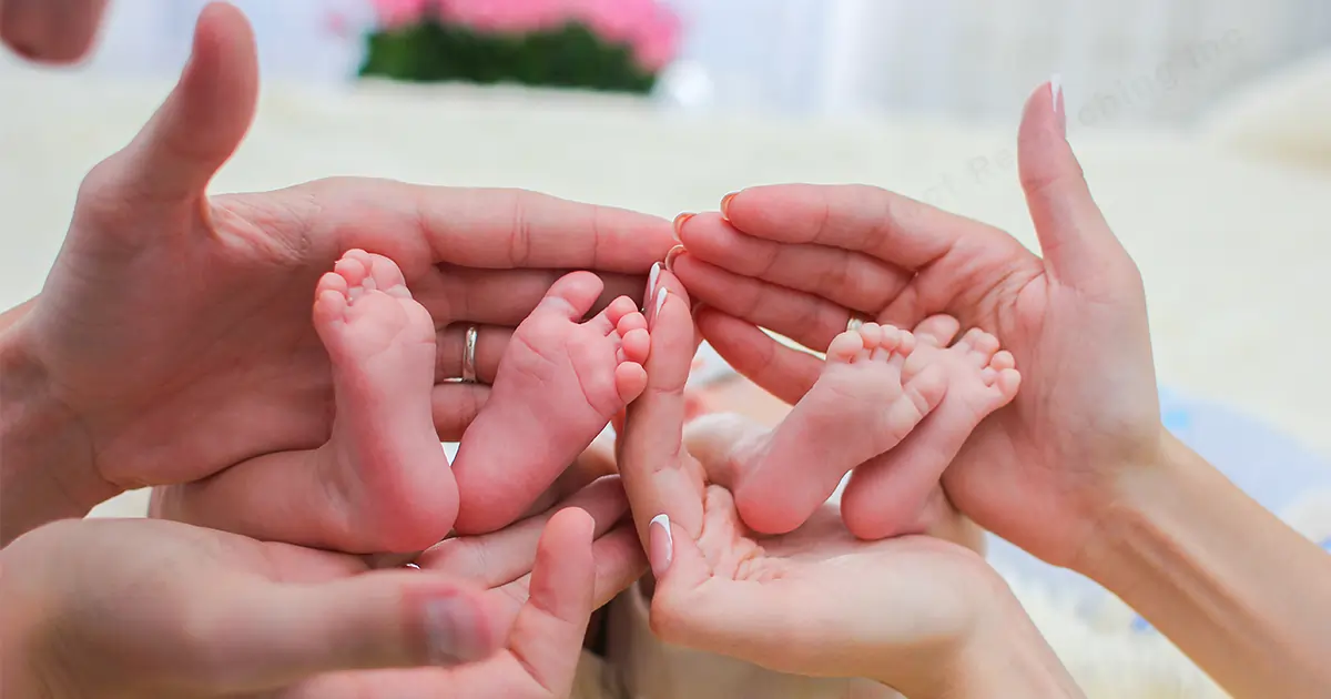 15 hermosas ideas para sesiones de fotos de recién nacidos gemelos