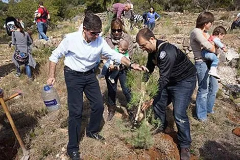 Unas 150 personas participan en la campaña 'Nace un niñ@, nace un ...