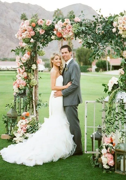 20. con ventanas y faroles, flores y vegetación - Boda 53 arcos,…