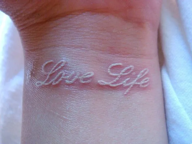 21 increíbles tatuajes en tinta blanca con mucha creatividad