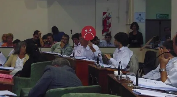 24CON - Llevan emoticones tristes al HCD para expresar su enojo
