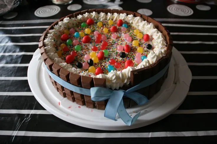 Pastel en forma de barril, relleno de nata con fresa y dulce de ... Pastel en forma de barril, relleno de nata con fresa y dulce de ...