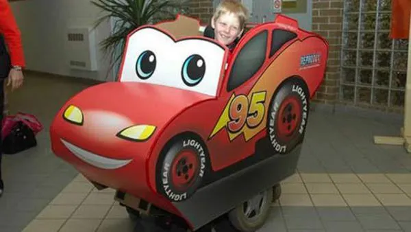 30 increíbles disfraces en sillas de ruedas para niños