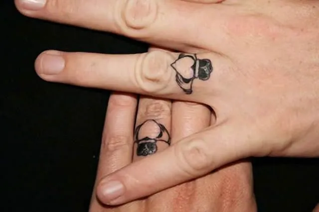 Los 45 mejores tatuajes de anillos de bodas – Marcianos