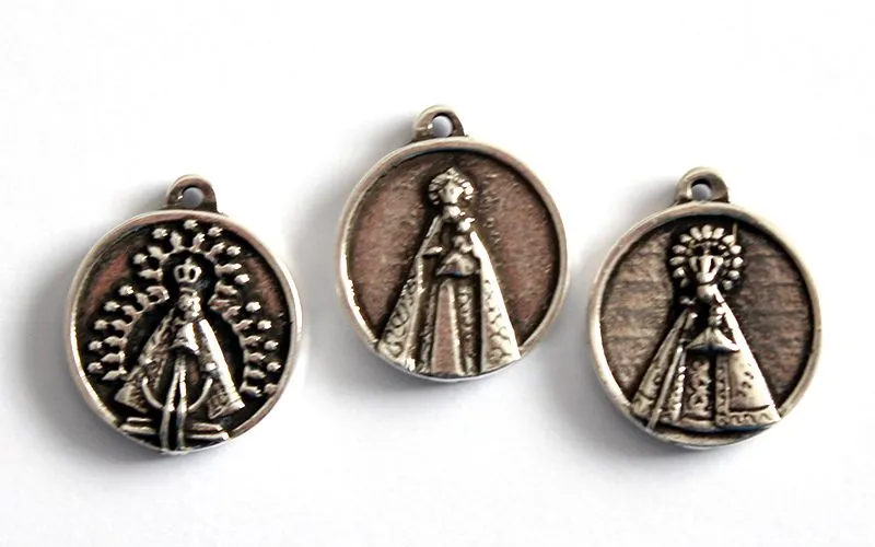 ABALORIOS DE ZAMAK: Medallita de la Virgen con mensaje