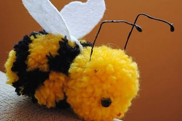 Cómo hacer una abeja con pompones | manualidades | Pinterest