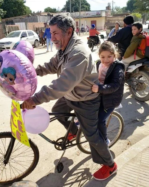 Abuelo decoró bicicleta y recogió a nieta en su cumpleaños Abuelo decoró bicicleta y recogió a nieta en su cumpleaños