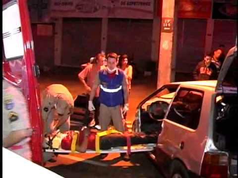 ACIDENTE ENTRE CARRP E POSTE NA AV TUIUTI EM MGÁ 2 JOVENS FICAM ... ACIDENTE ENTRE CARRP E POSTE NA AV TUIUTI EM MGÁ 2 JOVENS FICAM ...