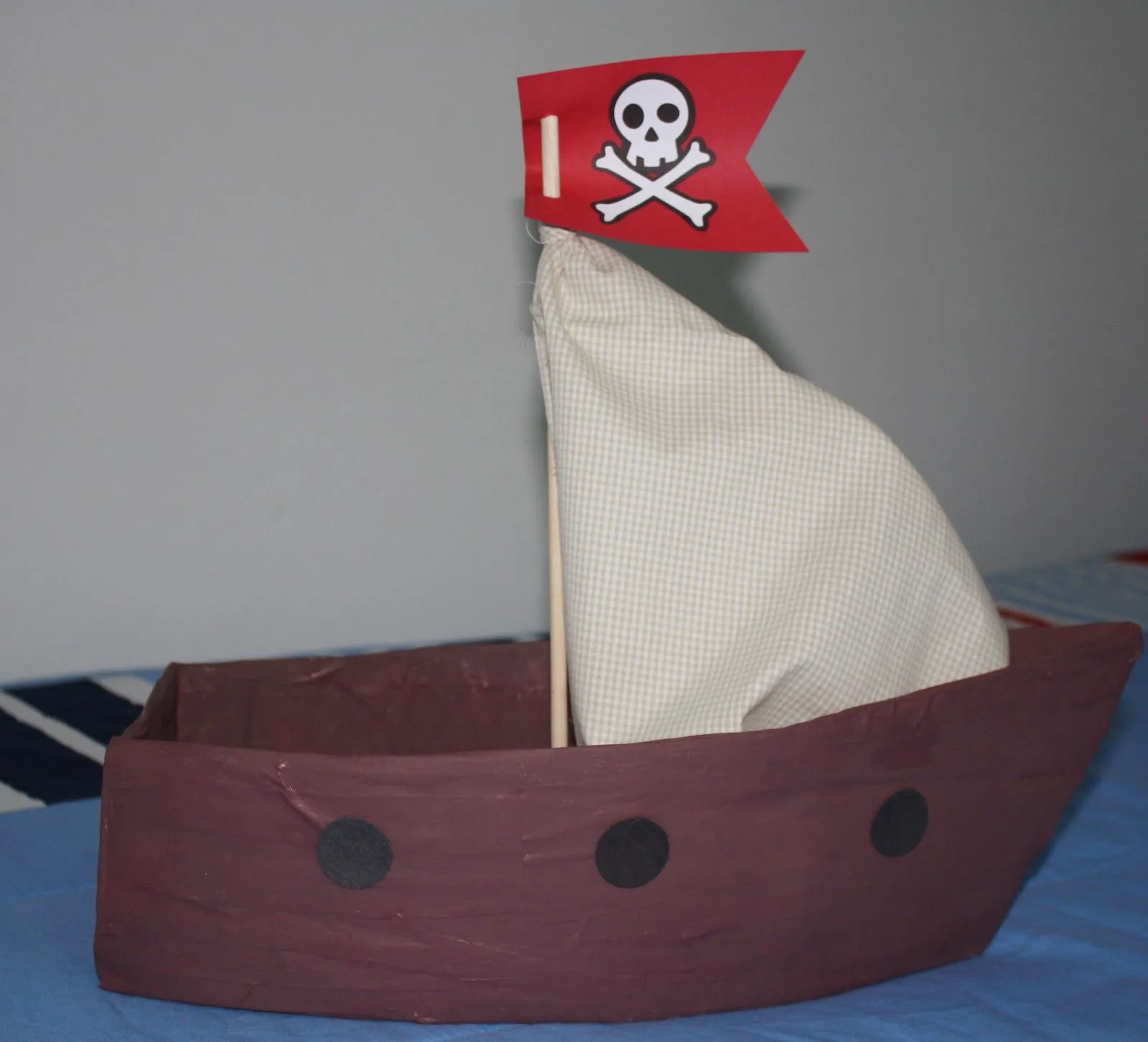 Acuarela: Como hacer...barco pirata de cartón. (Como fazer ...barco pirata  de papelão.)