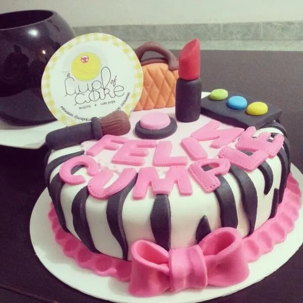 acupofcakemuffins on Twitter: "Torta cosmeticos y animal print ... acupofcakemuffins on Twitter: "Torta cosmeticos y animal print ...