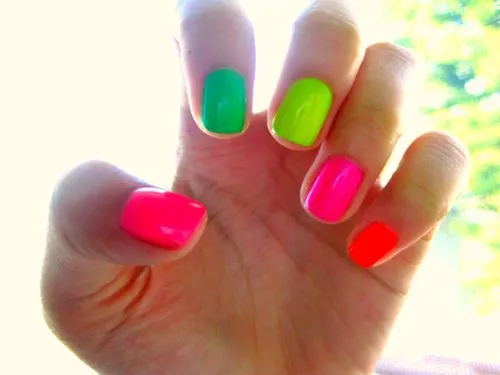 Cosas de Adolescentemente yo: Uñas de colores fosforescentes Cosas de Adolescentemente yo: Uñas de colores fosforescentes