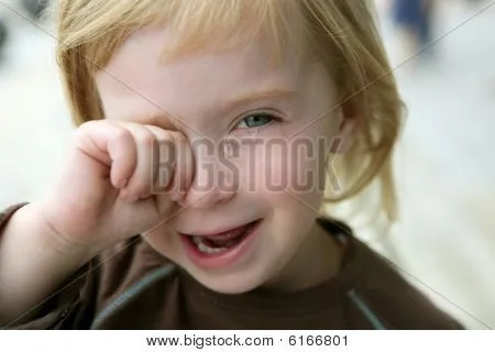 Adorable niña rubia llorando retrato Fotos stock e Imágenes stock ...