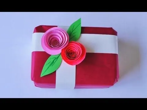 Cómo hacer un adorno para envoltorio de regalo - Manualidades para ... Cómo hacer un adorno para envoltorio de regalo - Manualidades para ...