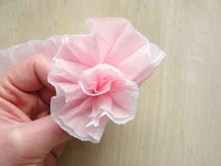Adorno de rosas en papel crepé - Video Decoración Adorno de rosas en papel crepé - Video Decoración