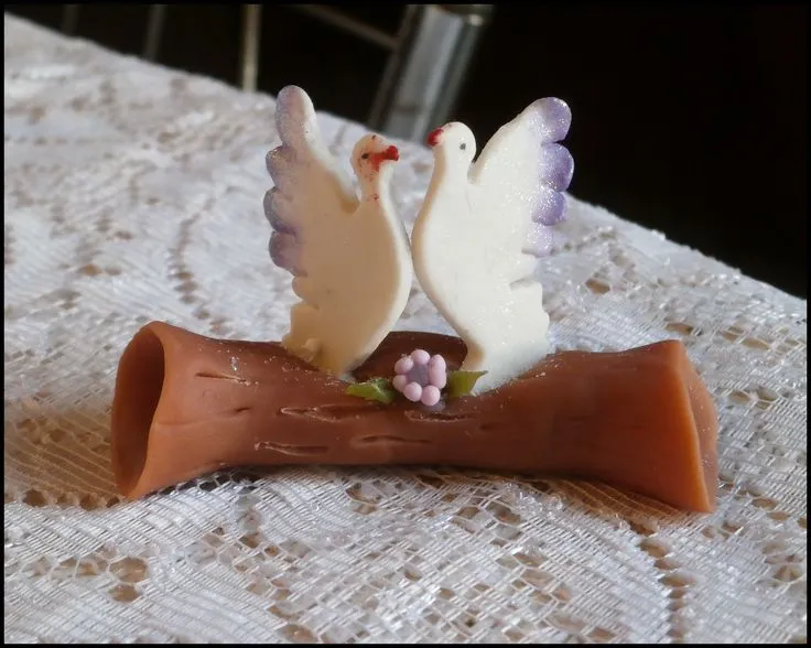 Adorno o souvenir en porcela, palomas en un tronco, este lo hice ...