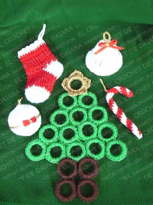 Se trata de adornos para el árbol de navidad
y ese pino es un salvamantel. Se trata de adornos para el árbol de navidad
y ese pino es un salvamantel.