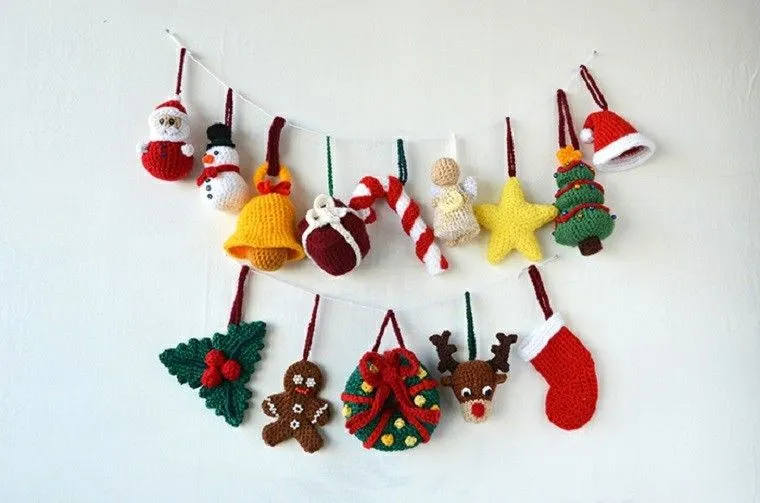 Adornos navideños tejidos de lana para decorar la casa -
