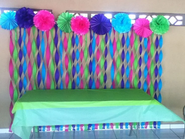 Mesa adornada para fiesta con papel China y papel crepé ...