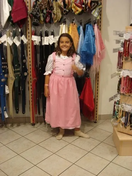 ADRIANA CON EL TRAJE TIPICO DE ALEMANIA | fotos de Viajes