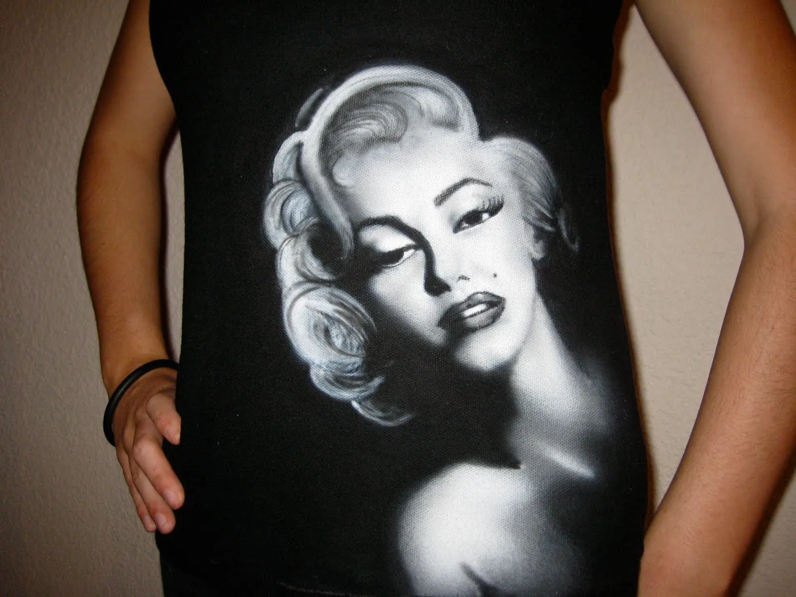 AdrianaReBu: playeras: rostros en aerografía, blanco y negro