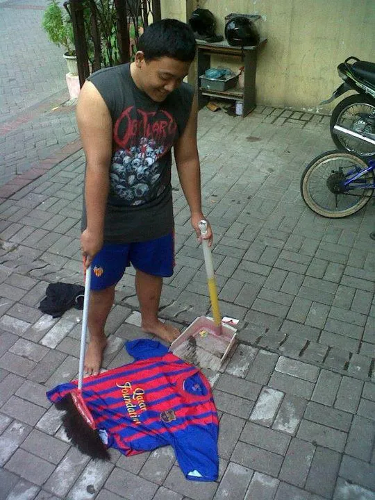 los aficionados del #bayern en su visita a #barcelona tiran mierda ...