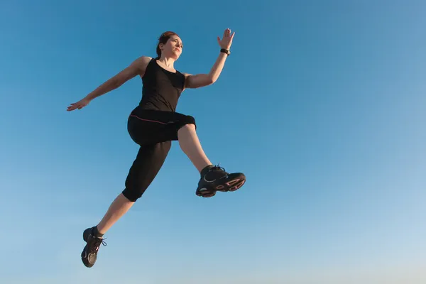 ajuste las mujeres saltando con cielo azul en fondo — Foto stock ... ajuste las mujeres saltando con cielo azul en fondo — Foto stock ...