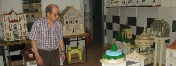Un albañil retirado dedica su tiempo a hacer casas de miniatura