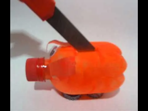 Cómo hacer una alcancia con una botella de plástico | Manualidades ... Cómo hacer una alcancia con una botella de plástico | Manualidades ...