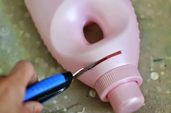 Cómo hacer una alcancía reciclando una botella de enjuague ... Cómo hacer una alcancía reciclando una botella de enjuague ...