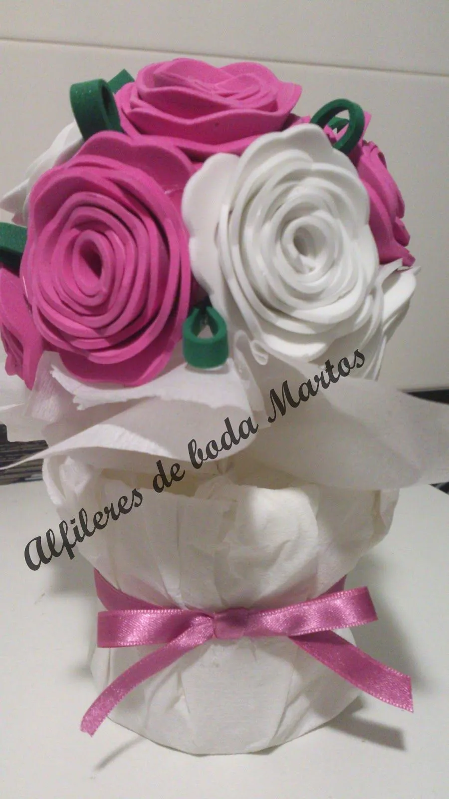 ALFILERES DE BODA MARTOS 2: CENTRO DE ROSAS DE GOMA EVA