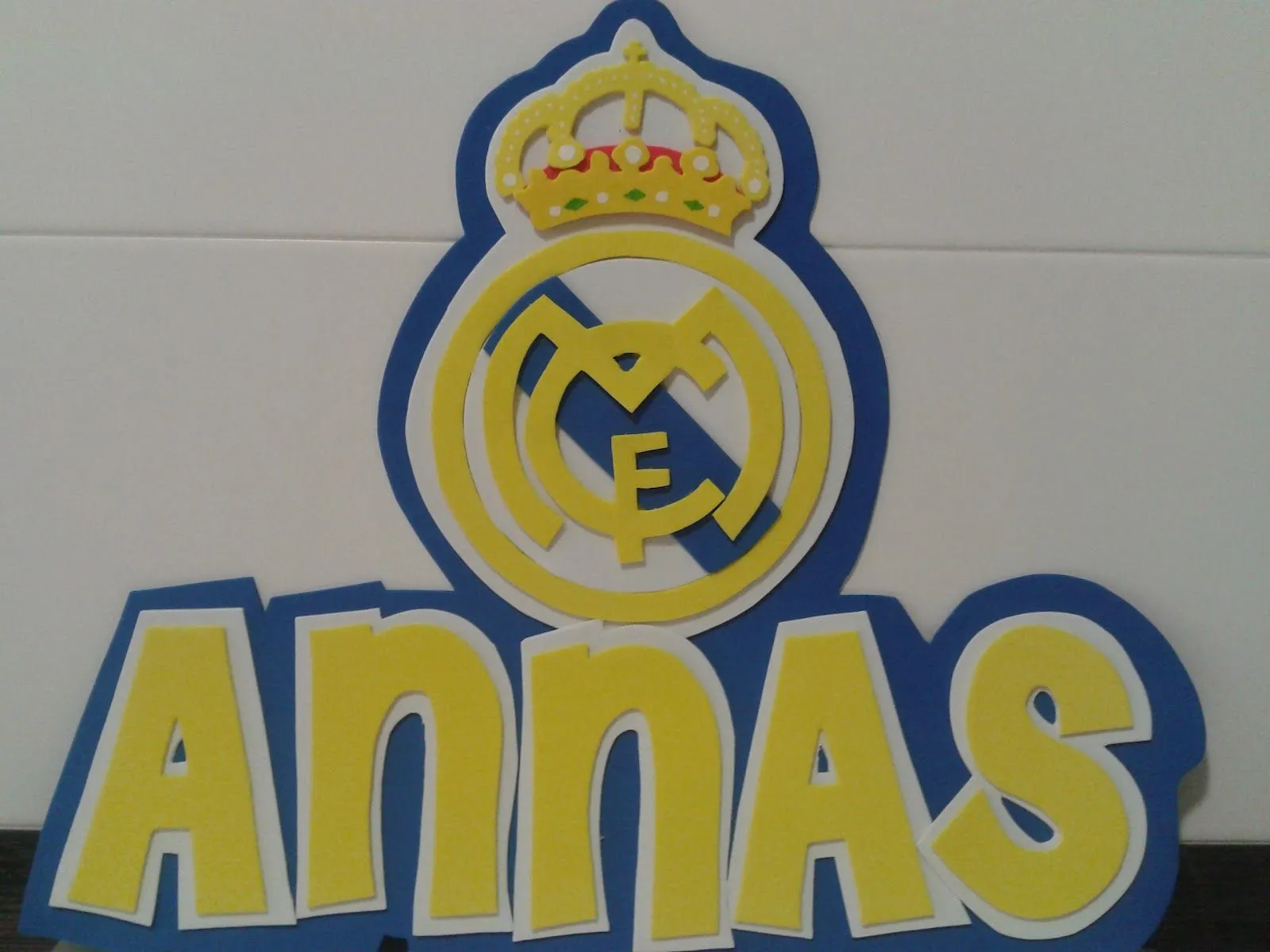 ALFILERES DE BODA MARTOS: Escudo Real Madrid en goma eva , con nombre ALFILERES DE BODA MARTOS: Escudo Real Madrid en goma eva , con nombre