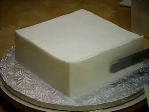 Como Alisar una Torta Cuadrada con Buttercream - YouTube Como Alisar una Torta Cuadrada con Buttercream - YouTube