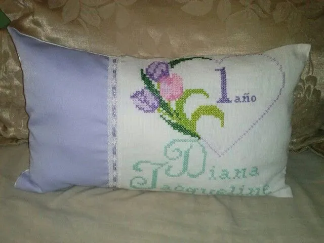 Almohada a punto de cruz, con corazón , y tulipanes , con nombre ...