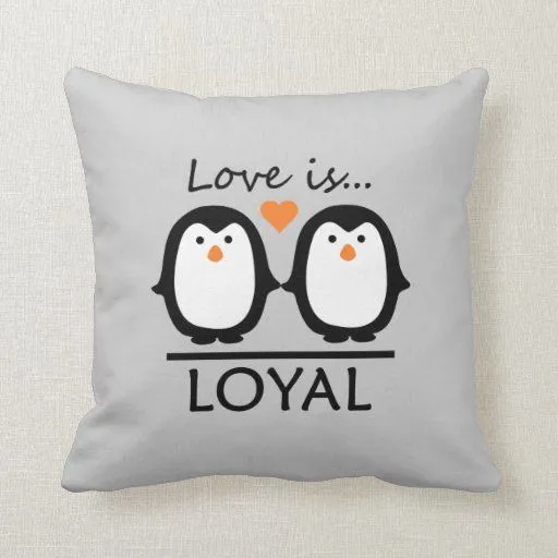 Almohada de tiro de encargo del amor del pingüino | Zazzle