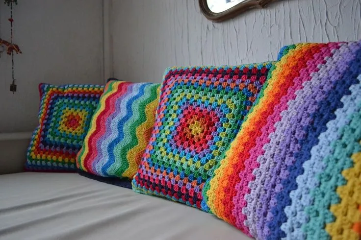 Almohadones en crochet . Encontra mas en www.facebook.com ... Almohadones en crochet . Encontra mas en www.facebook.com ...