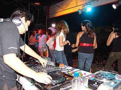 Alquiler de sonido y luces inteligentes con el dj tavo de lima ... Alquiler de sonido y luces inteligentes con el dj tavo de lima ...