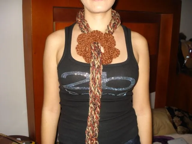 Amarte: Bufanda 2 flores tejida con los dedos Amarte: Bufanda 2 flores tejida con los dedos