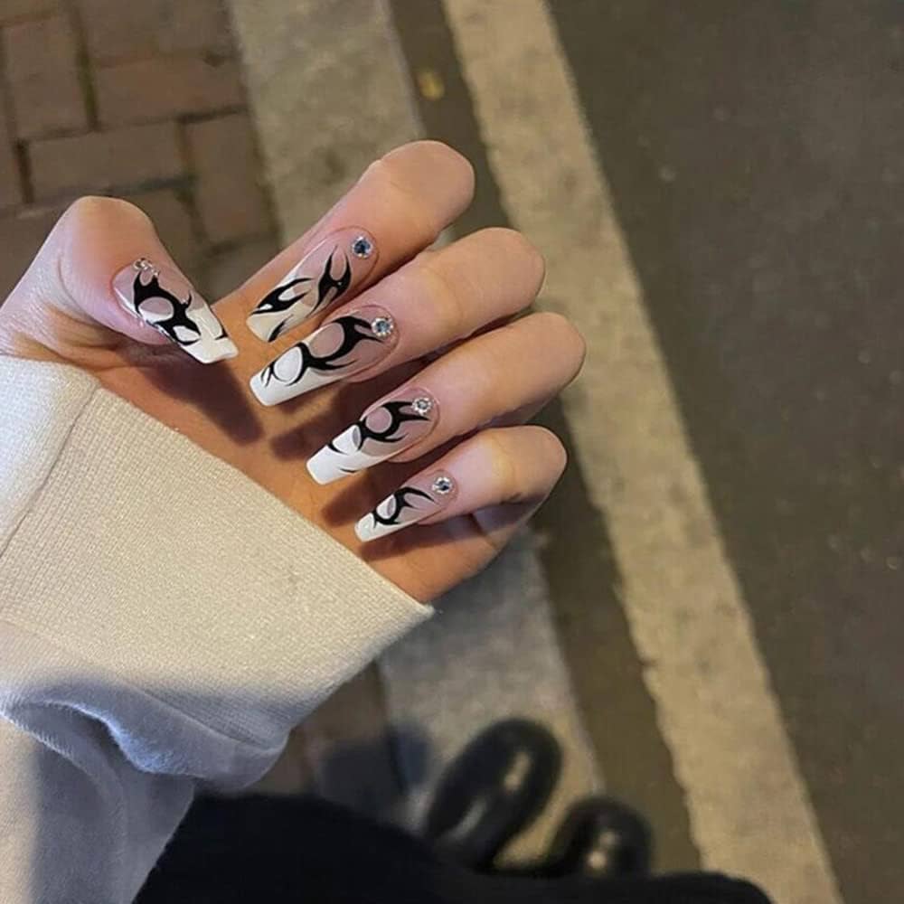 Amazon.com: 24 uñas postizas largas a presión, acrílicas, elegantes, con  hermosos diseños de ballet, francesas, de flama, brillo negro y con  diamantes de imitación; para mujeres y niñas : Belleza y Cuidado