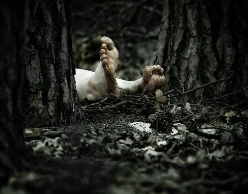 El ambiente era oscuro, tenebroso. Tenia un...