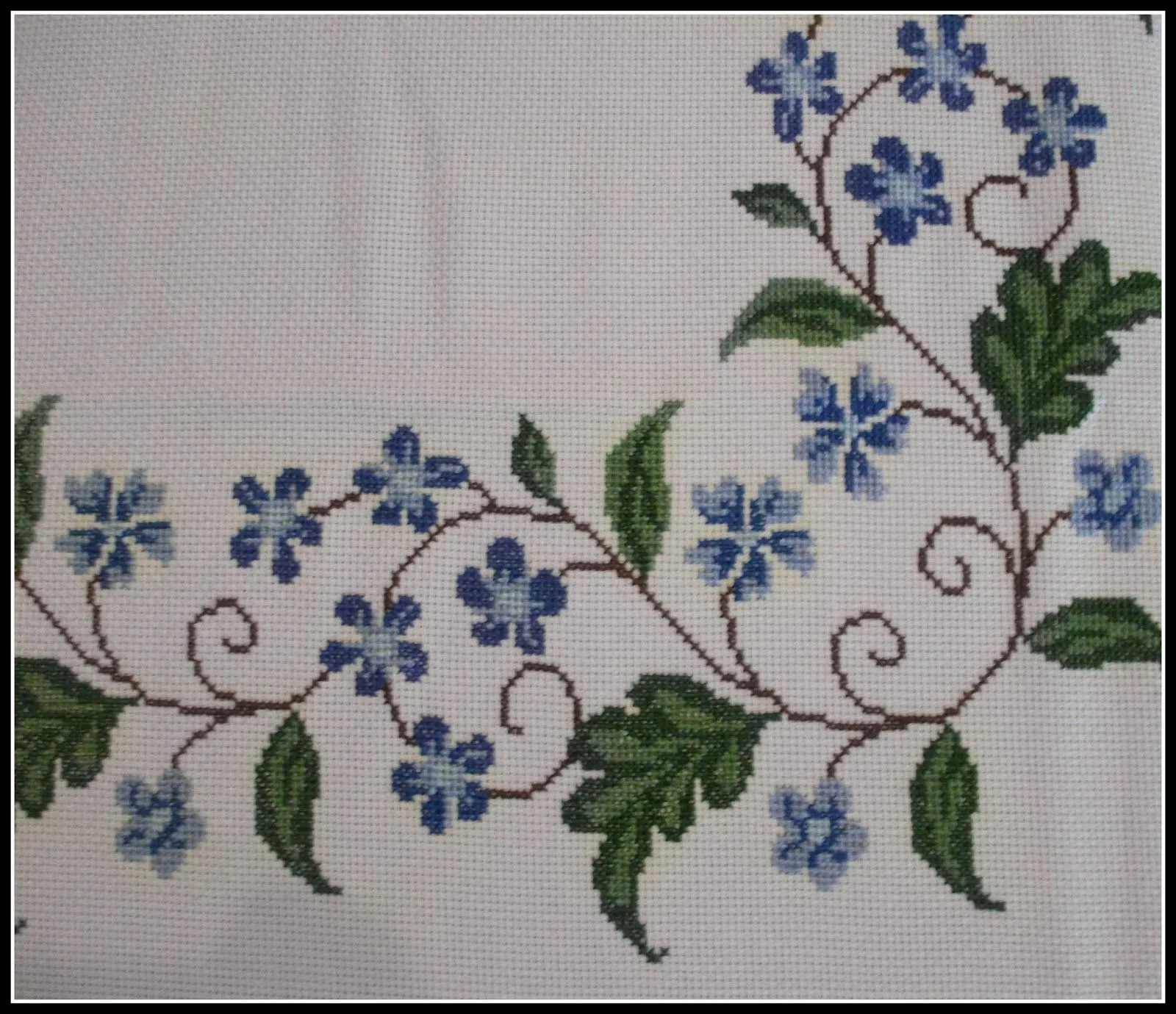Tres amigas y un dedal: Esquina de flores para mantel Tres amigas y un dedal: Esquina de flores para mantel