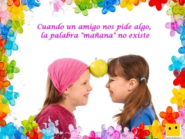 Amigas jugando con una manzana. Frases de amistad para niños Amigas jugando con una manzana. Frases de amistad para niños