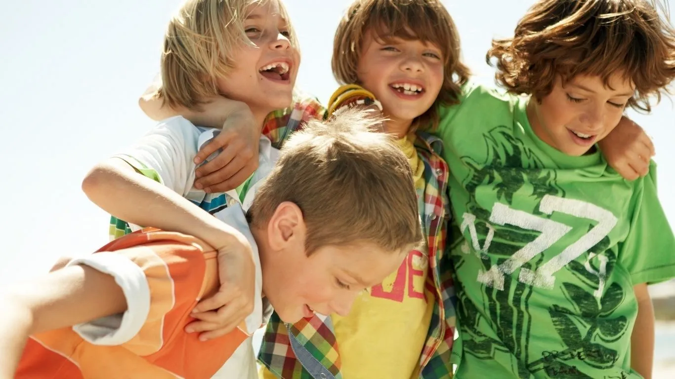 Amigos Varones Niños Riendo Y Sonriendo Los Foto Pictures